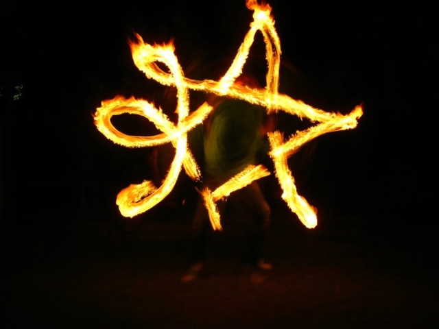 Duncan Greenwood practicing anti-spin flower patterns with fire flower sticks - slow shutter photography. - Flow DNA