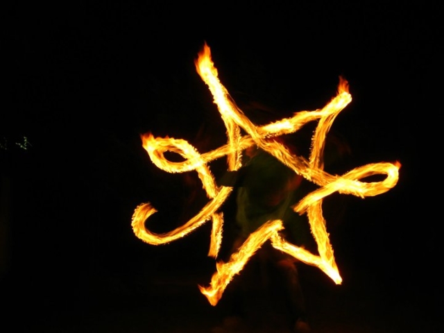 Duncan Greenwood practicing anti-spin flower patterns with fire flower sticks - slow shutter photography. - Flow DNA