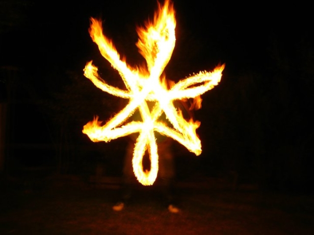Duncan Greenwood practicing anti-spin flower patterns with fire flower sticks - slow shutter photography. - Flow DNA