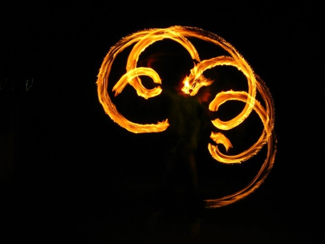 Duncan Greenwood practicing in-spin flower patterns with fire flower sticks - slow shutter photography. - Flow DNA