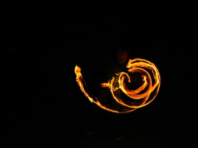 Duncan Greenwood practicing anti-spin flower patterns with fire flower sticks - slow shutter photography. - Flow DNA