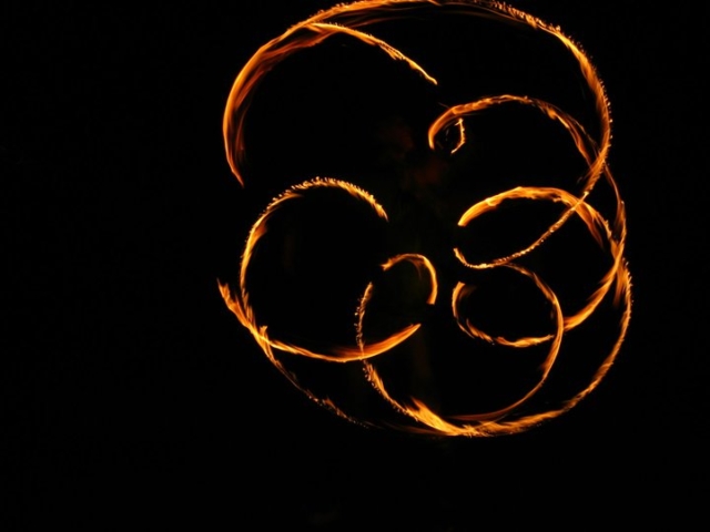 Duncan Greenwood practicing in-spin flower patterns with fire flower sticks - slow shutter photography. - Flow DNA