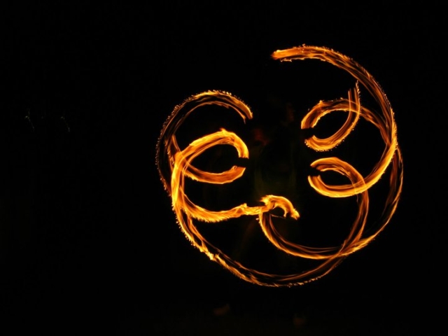 Duncan Greenwood practicing in-spin flower patterns with fire flower sticks - slow shutter photography. - Flow DNA